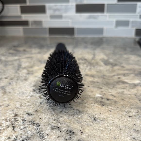 NEW ERGO Round Brush - Picture 2 of 4